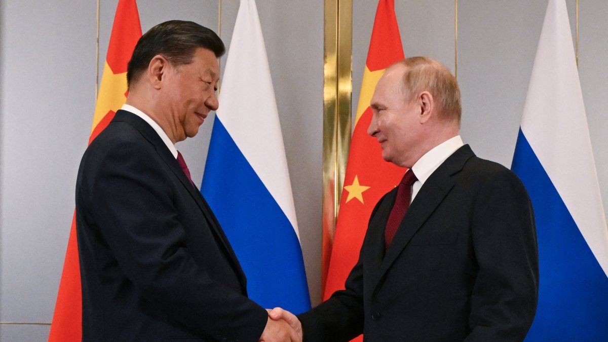 En esta fotografía de grupo distribuida por la agencia estatal rusa Sputnik, Vladímir Putin se reúne con Xi Jinping.
