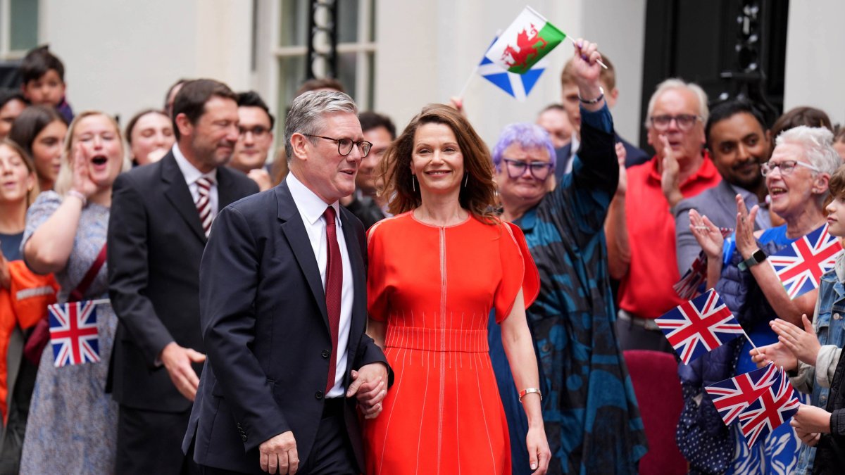 El recién elegido Primer Ministro Sir Keir Starmer y su esposa Victoria Starmer