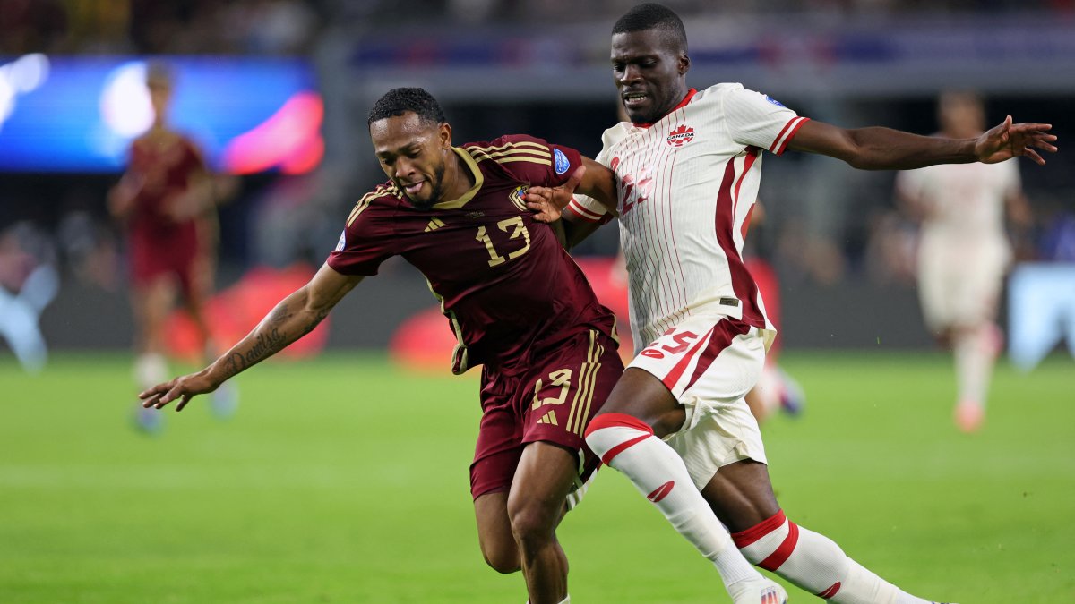 Una disputa en el mediocampo en el partido Canadá vs. Venezuela