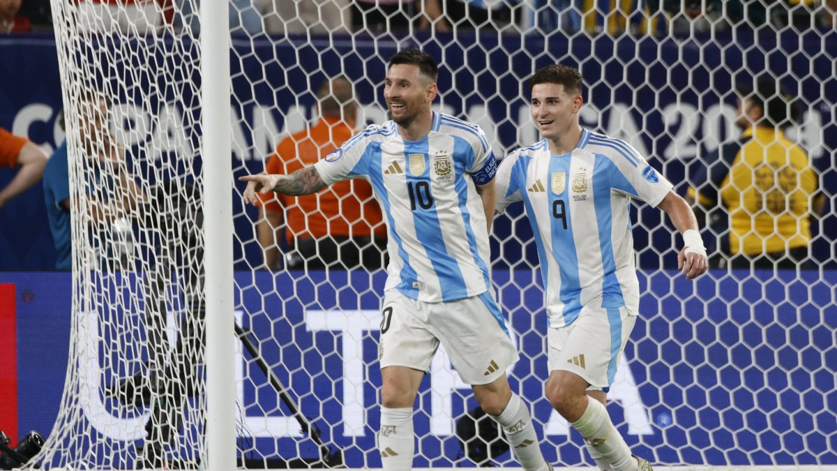 Messi celebra su gol ante Canadá