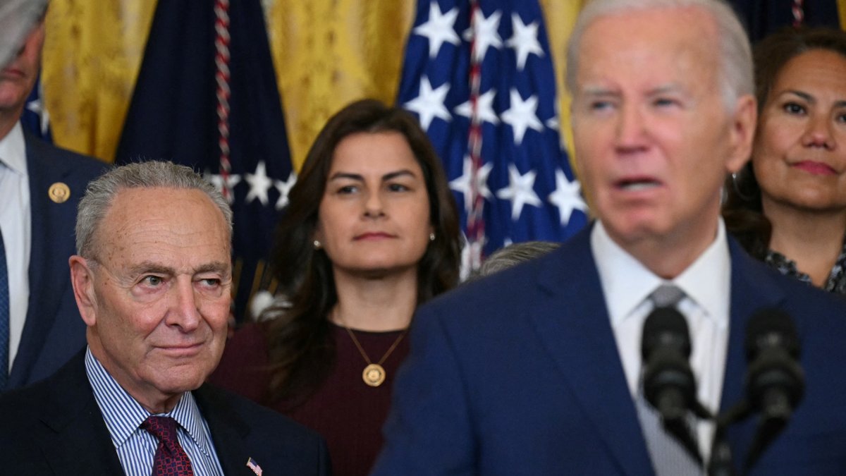 El senador Chuck Schumer viendo fijamente a Joe Biden