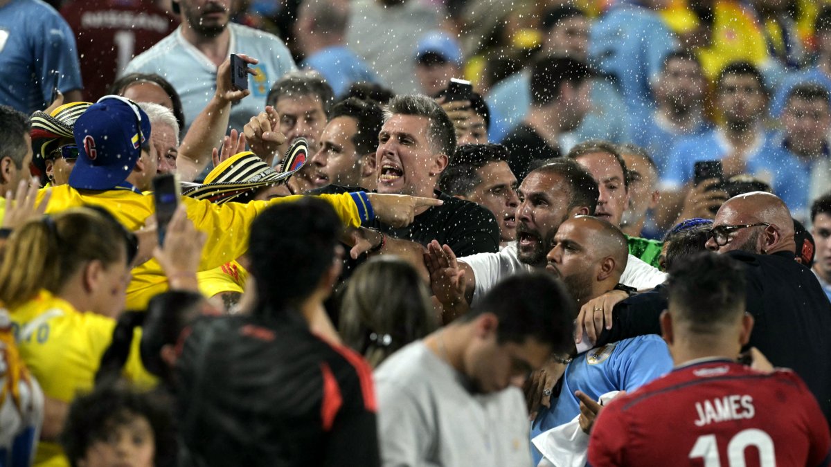 Los hinchas de Colombia (izq.) se enfrentan a los de Uruguay al final de la Copa América Conmebol 2024.