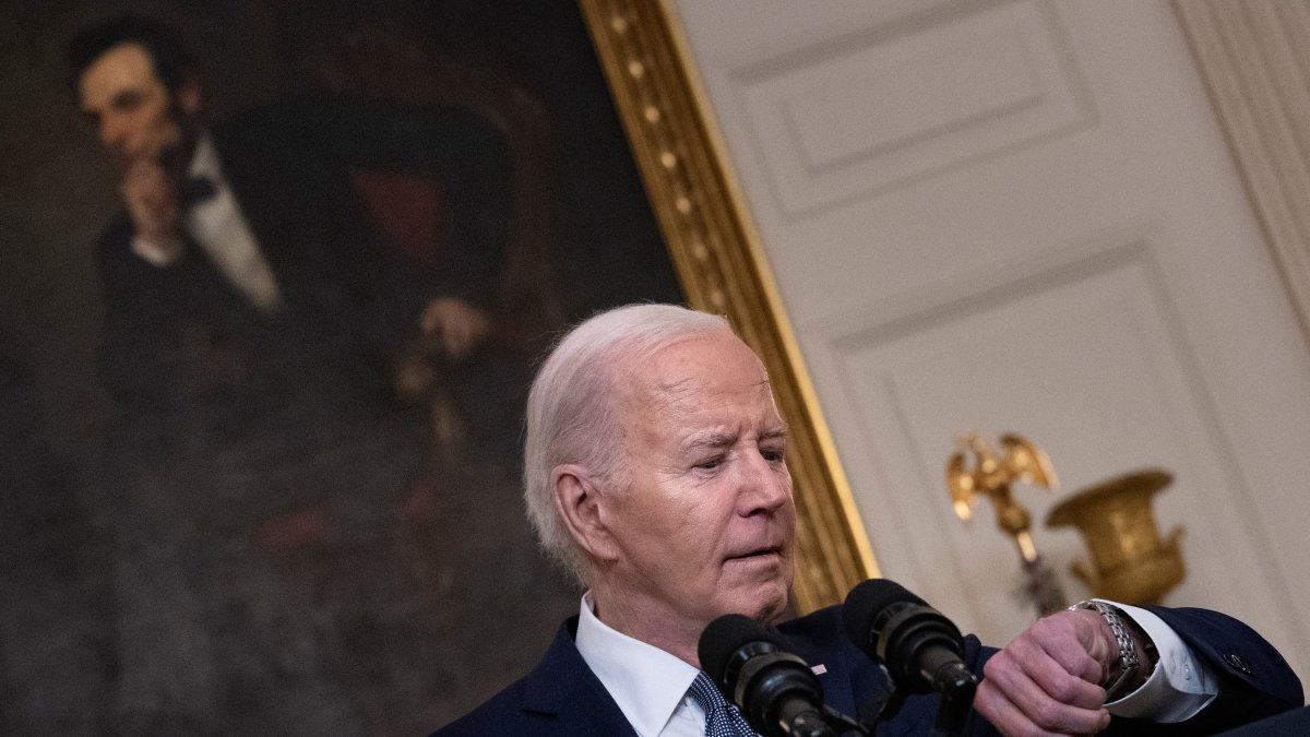 El presidente Biden consulta su reloj en el Comedor Estatal de la Casa Blanca