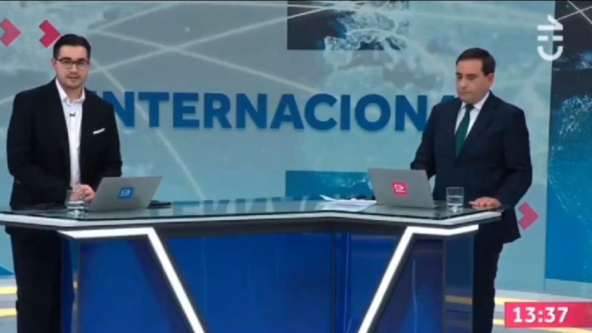 Pablo Torres (a la izquierda), durante el noticiero.