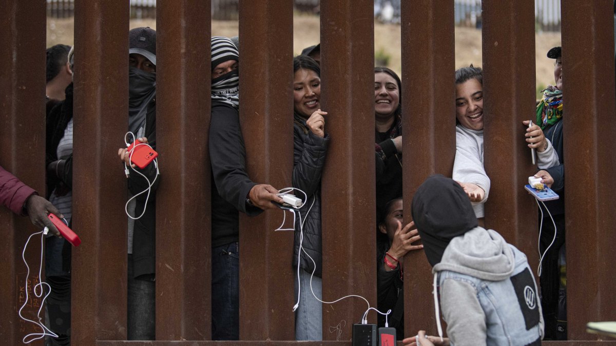 Inmigrantes en la valla fronteriza