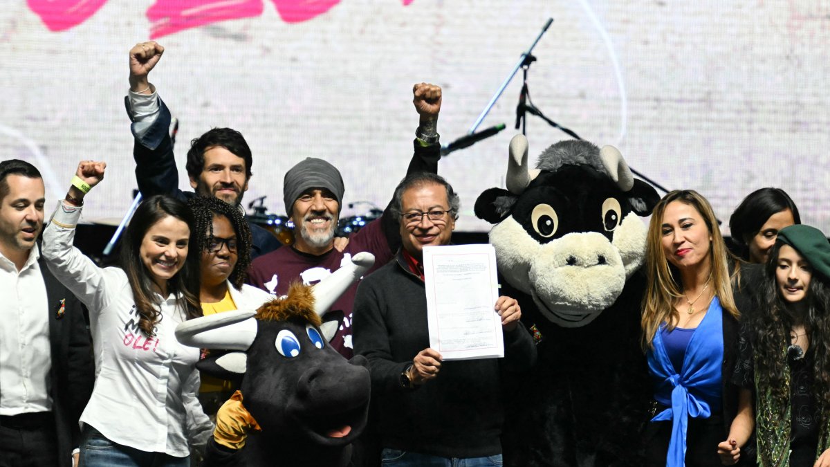 Gustavo Petro, firmando la ley No Más Olé