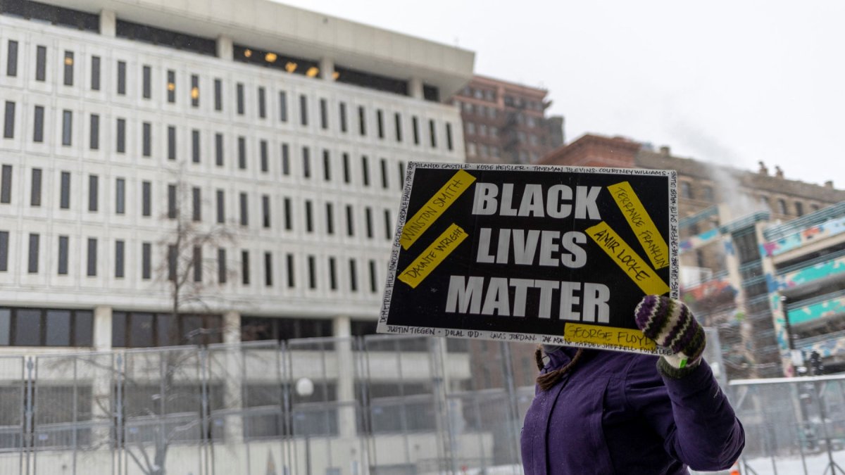 Un manifestante carga un cartel de Black Lives Matter en febrero del 2022. (Foto por Kerem Yucel)