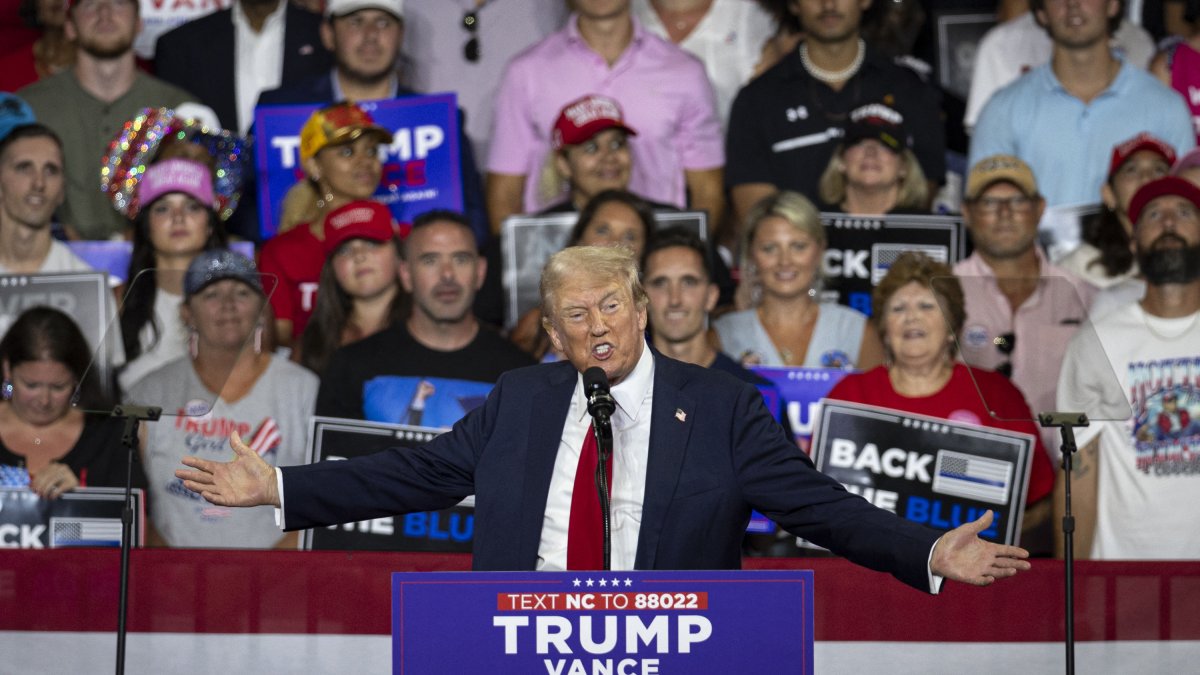 Trump habla durante un acto de campaña en Carolina del Norte
