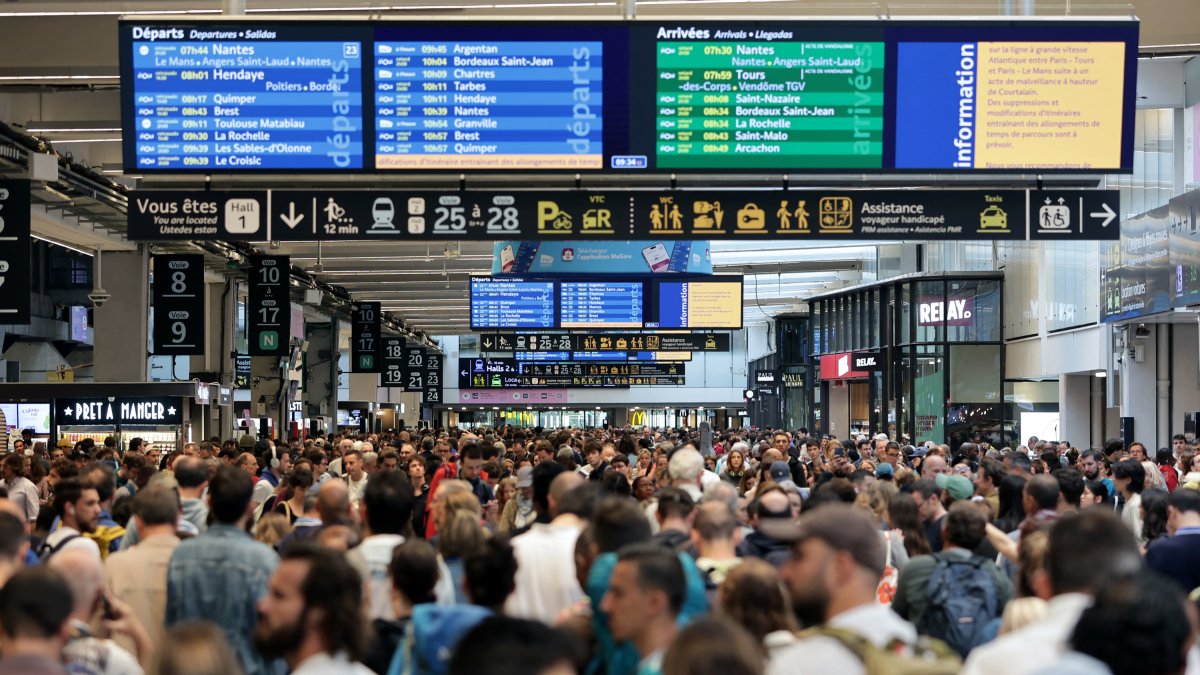 La estación de tren Gare Montparnasse de París, colapsada por los ataques