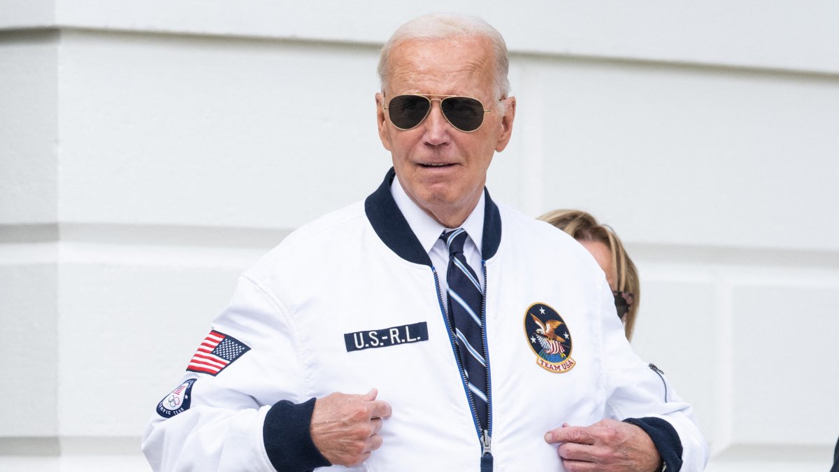 Joe Biden, con una chaqueta olímpica del equipo de Estados Unidos, camina hacia el Marine One