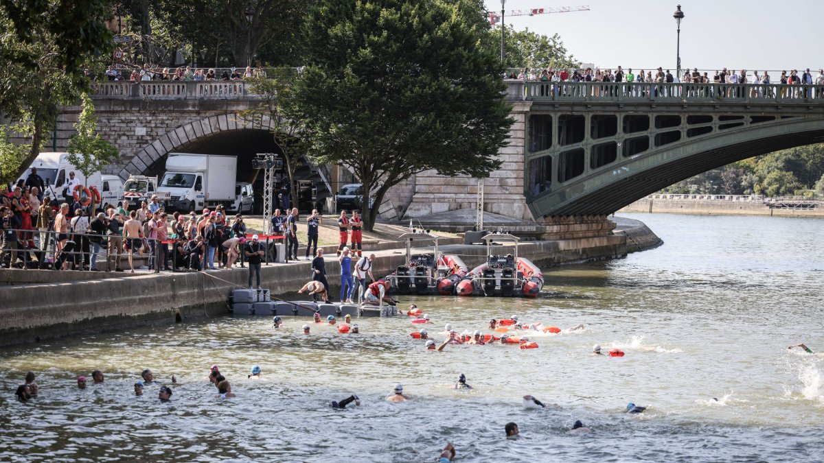 La alcaldesa de Paris Anne Hildalgo nada en el Sena