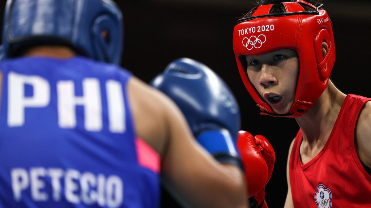 Lin Yu-Ting  durante  el combate de Women s Feather 54-57kg Preliminaries Round of 16 de boxeo en los Juegos Olímpicos de Tokio 2020