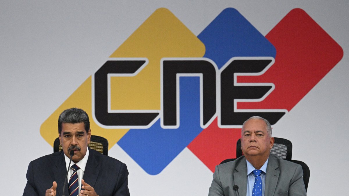 El dictador Maduro junto con el presidente del CNE, Elvis Amoroso