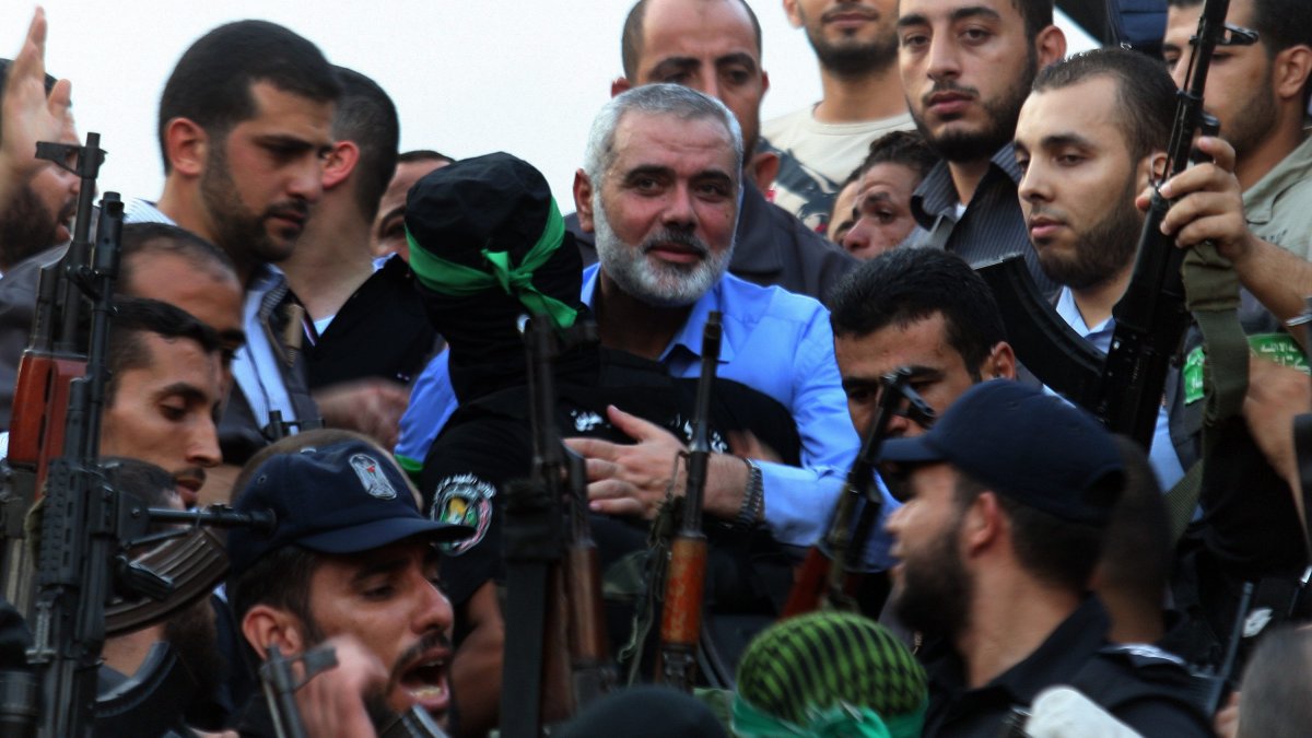 Ismael Haniya, abraza a terroristas de Hamás en una foto de archivo.