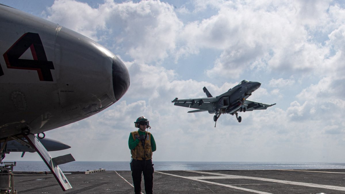 Un avión estadounidense en el mar Mediterráneo oriental