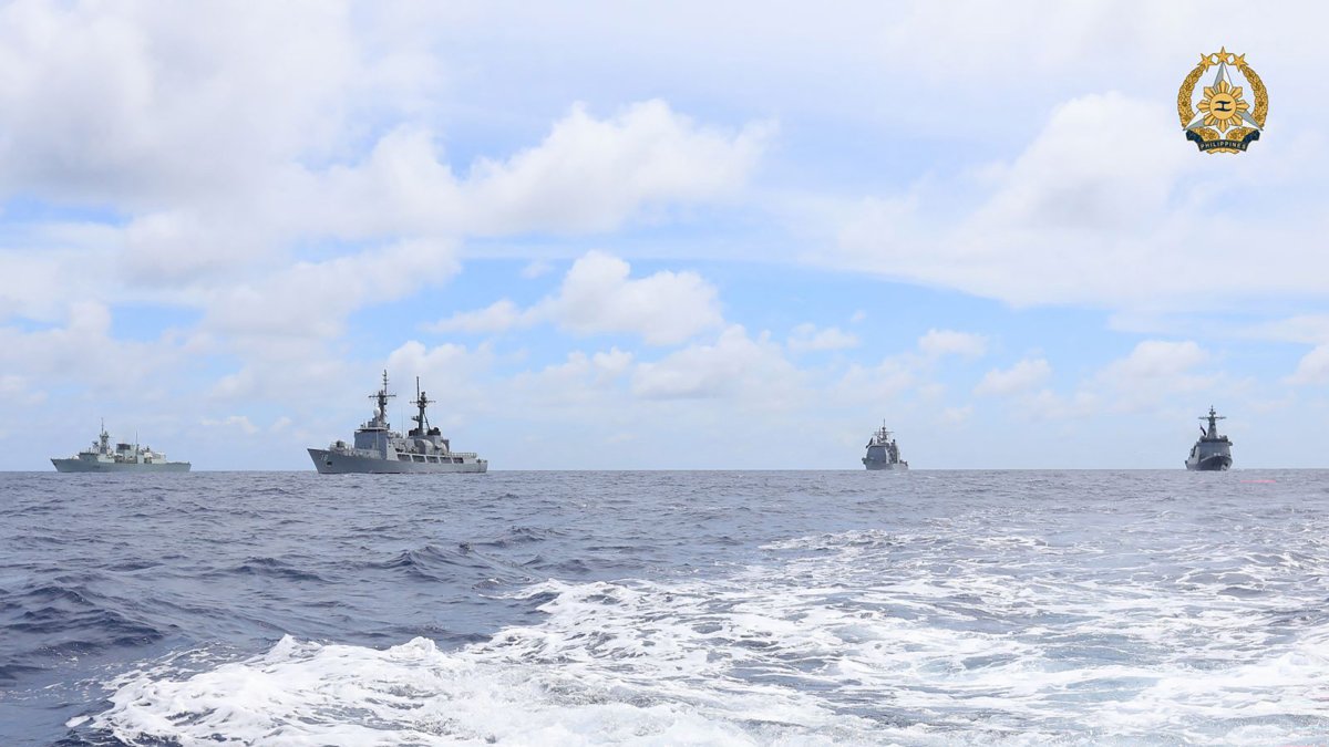 Imagen de archivo de buques realizando maniobras de entrenamiento
