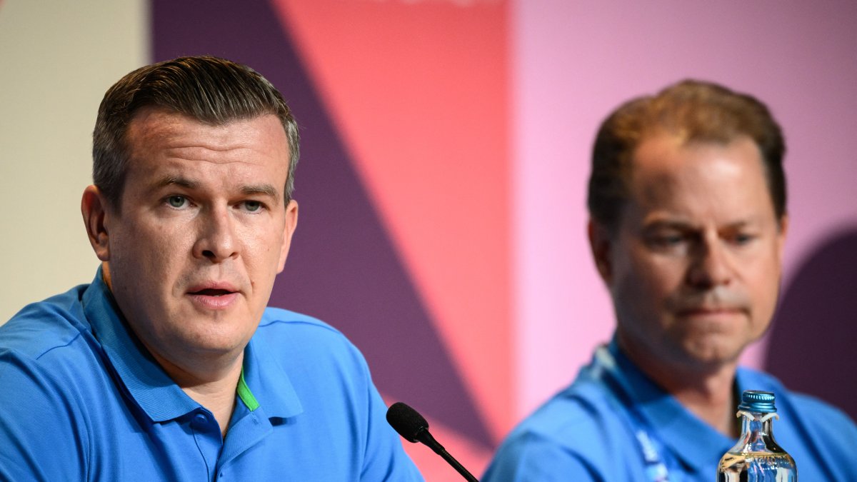 El presidente de la Agencia Mundial Antidopaje (AMA), Witold Banka (izq.)