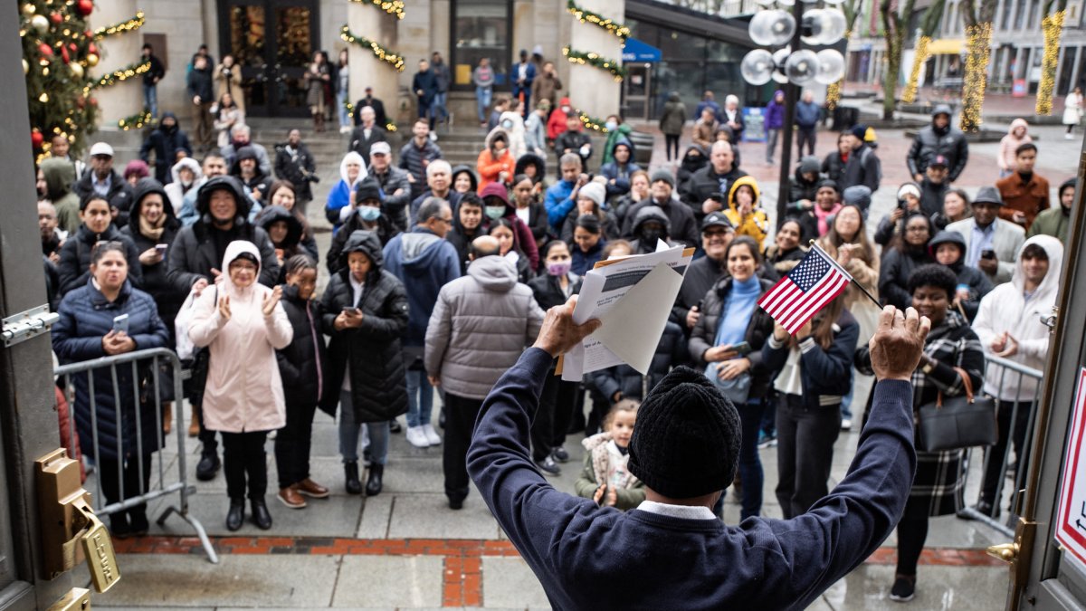 Un nuevo ciudadano estadounidense celebra ante una multitud en Boston, Massachusetts