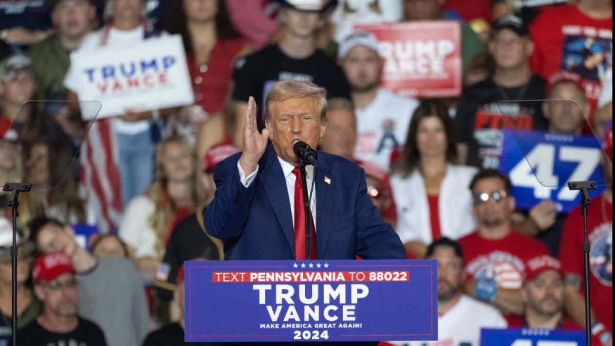 Donald Trump habla durante un mitin de campaña en el Mohegan Sun Arena en Wilkes-Barre, Pensilvania