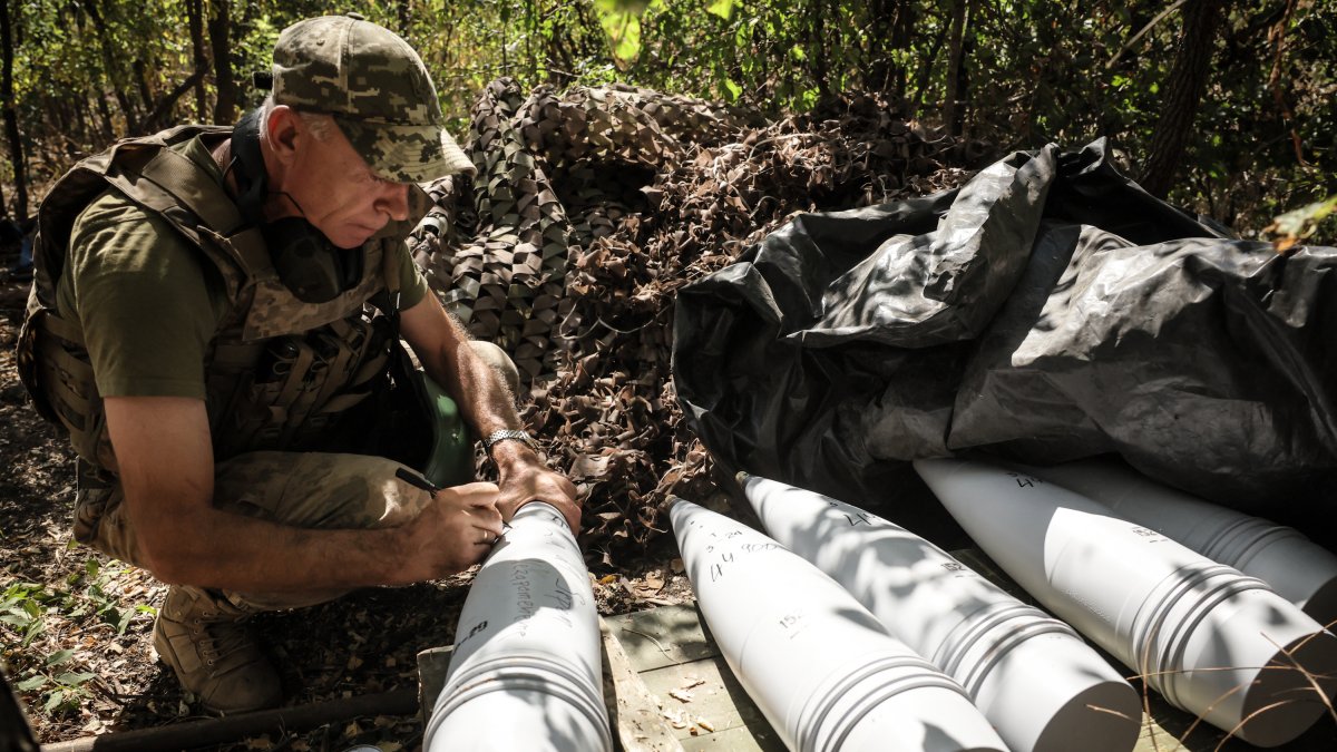 Un militar ucraniano prepara munición