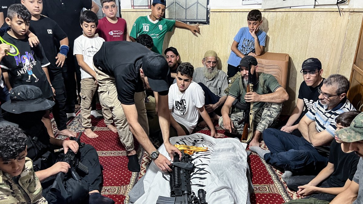 Cadáver de Jalil Maqdah recubierto por una bandera