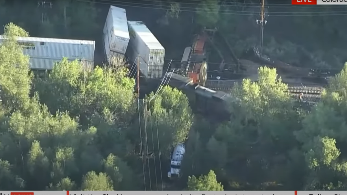 Choque entre dos trenes que provocó un derrame de combustible en Boulder Creek (Colorado).