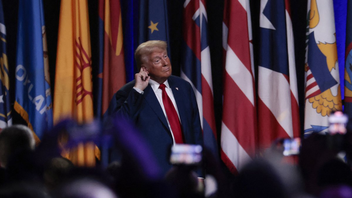 Trump receives a standing ovation in Detroit, Michigan/ Jeff Kowalsky