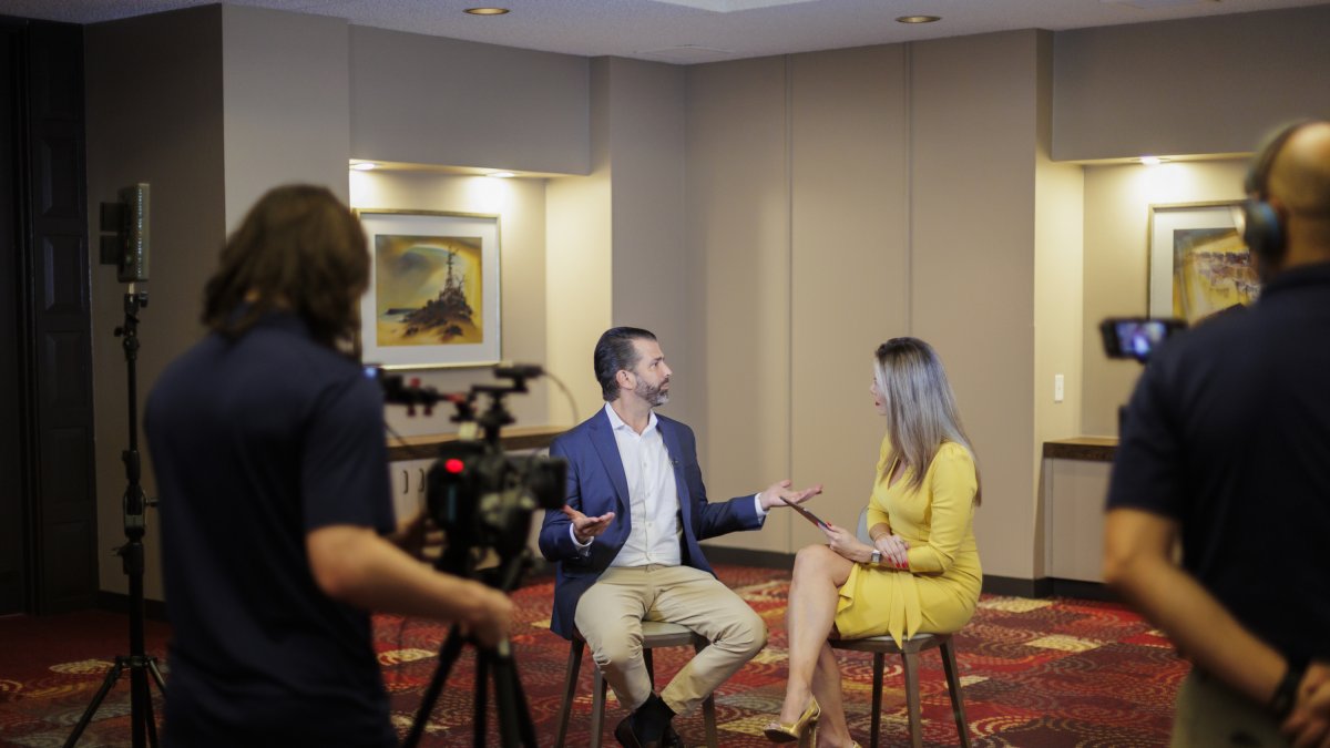 Trump Jr en entrevista con VOZ News.