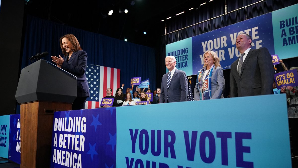 Kamala Harris se dirige a sindicalistas en un acto en presencia de Joe y Jill Biden en una foto de archivo.