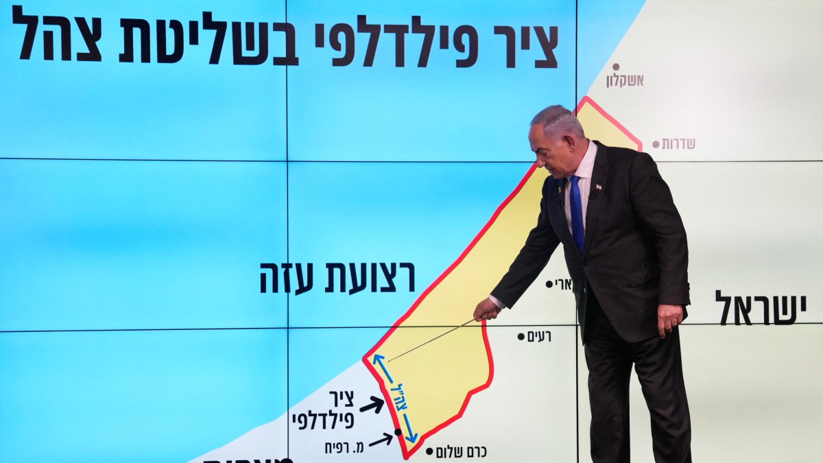 Benjamin Netanyahu, señalando el corredor Filadelfia