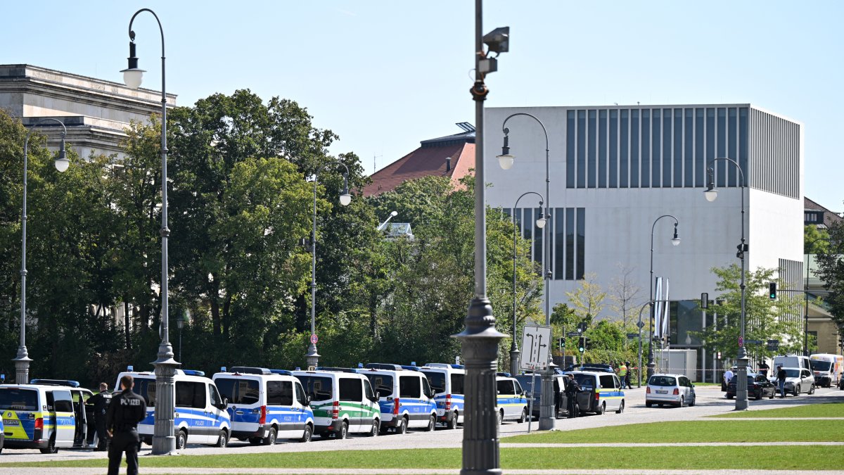 German police in front of the Israeli consulate in Munich, Germany