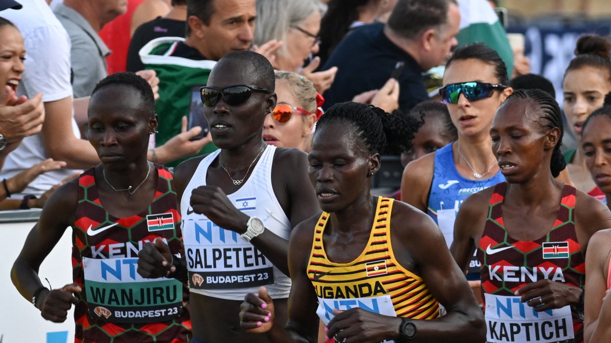 Rebecca Cheptegei (con la camiseta de Uganda) durante los Mundiales de Atletismo de Budapest.