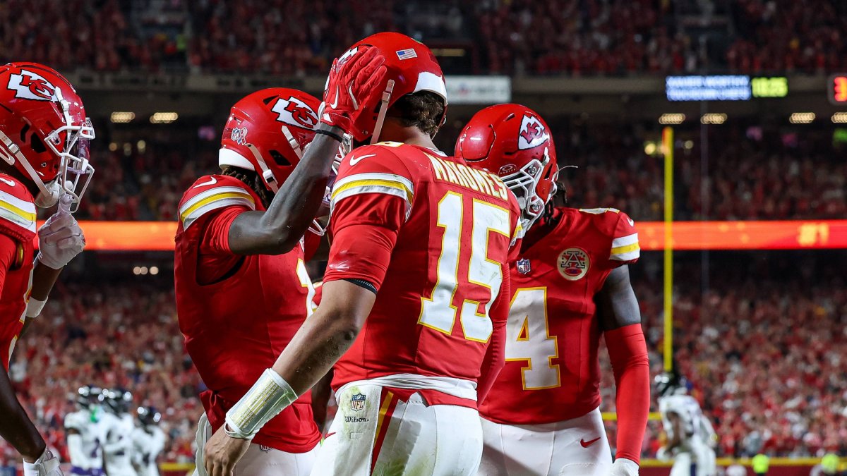 Los Kansas City Chiefs celebran su primera victoria de la temporada 2024 de la NFL
