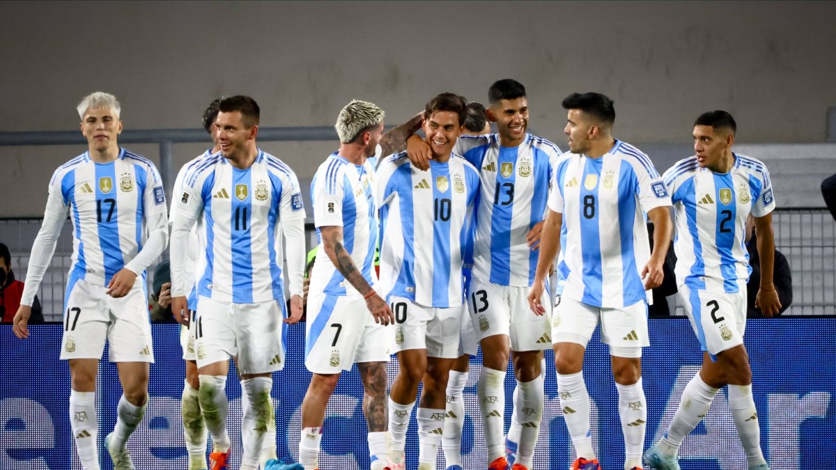 Argentina celebra uno de los goles frente a Chile