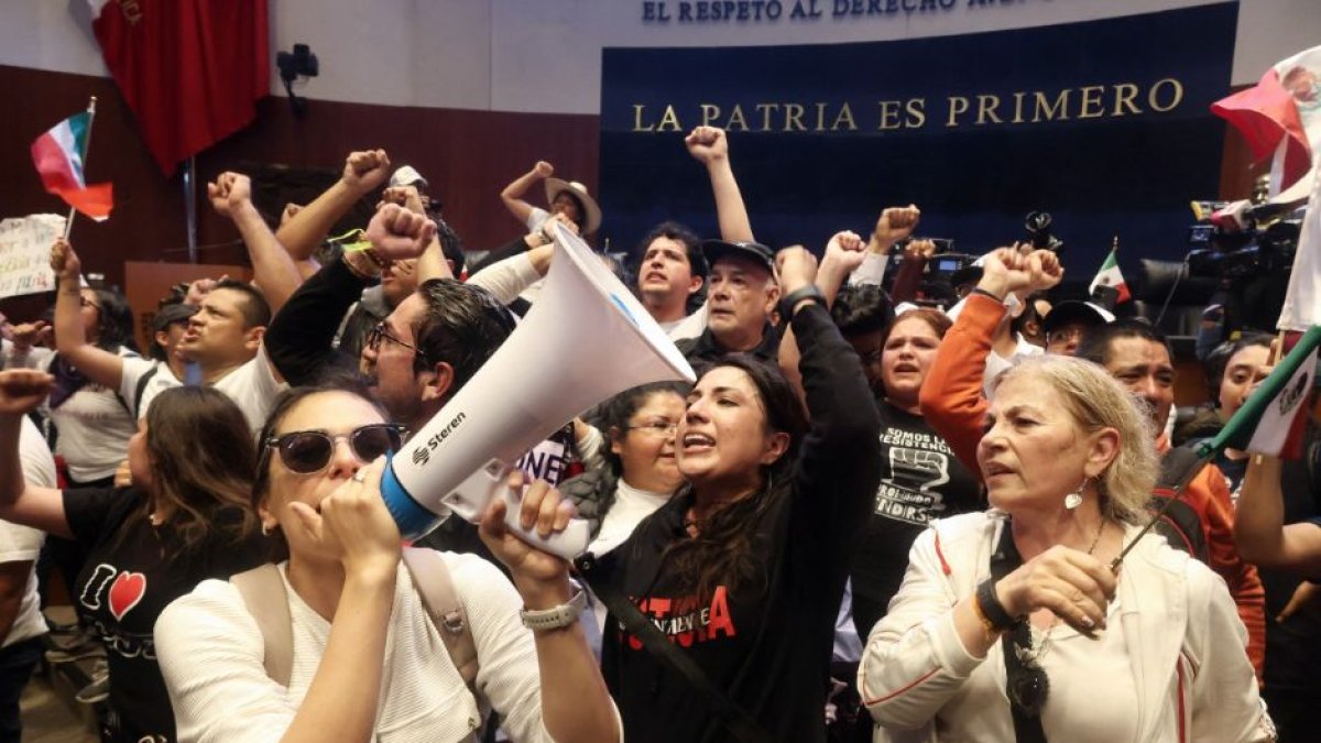 Protesters at the National Congress in Mexico City.
