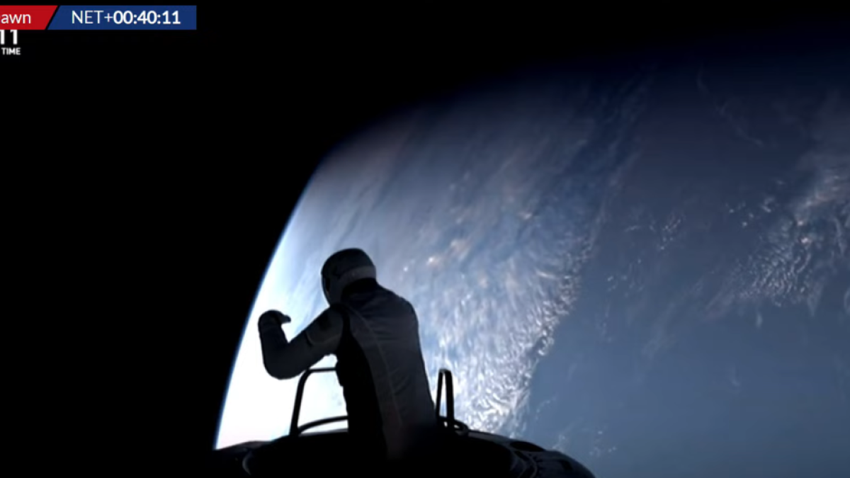 Jared Isaacman fuera de la nave Dragon