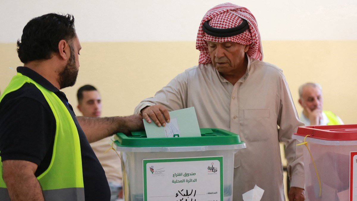 A man casts his vote in Jordan's parliamentary elections