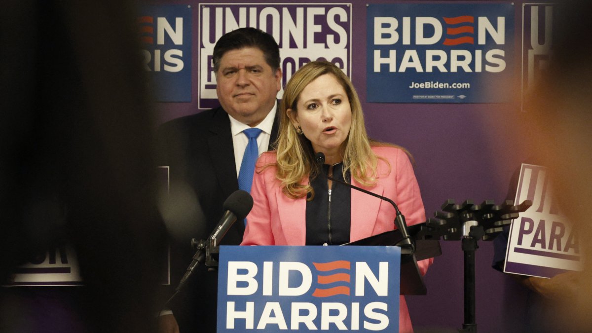 Debbie Mucarsel-Powell habla durante una conferencia de prensa de la campaña Biden-Harris 2024