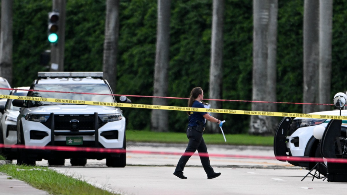 Miembros del FBI son vistos en la escena del crimen afuera del Trump International Golf Club en West Palm Beach