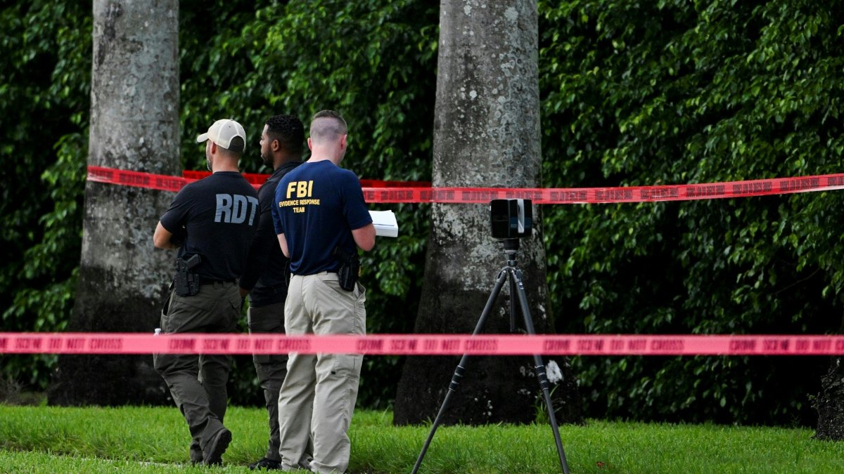 Agentes del FBI en los alrededores del Trump International Golf Club.