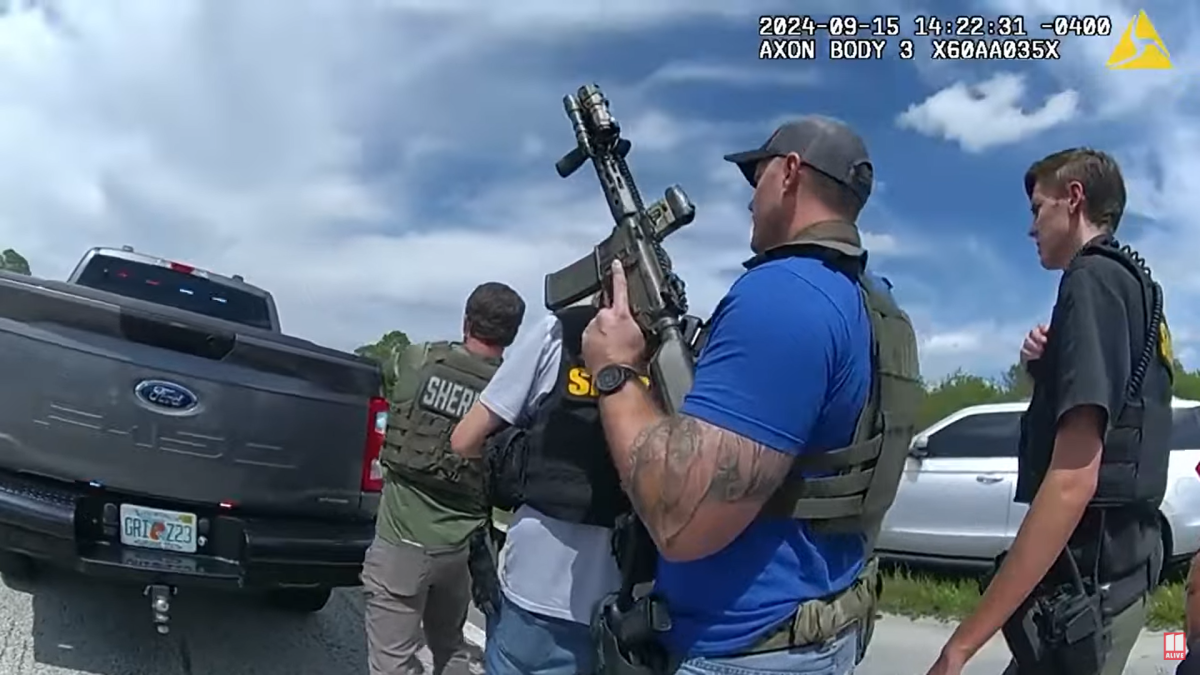 Momento del arresto de Ryan Routh después de intentar disparar a Donald Trump