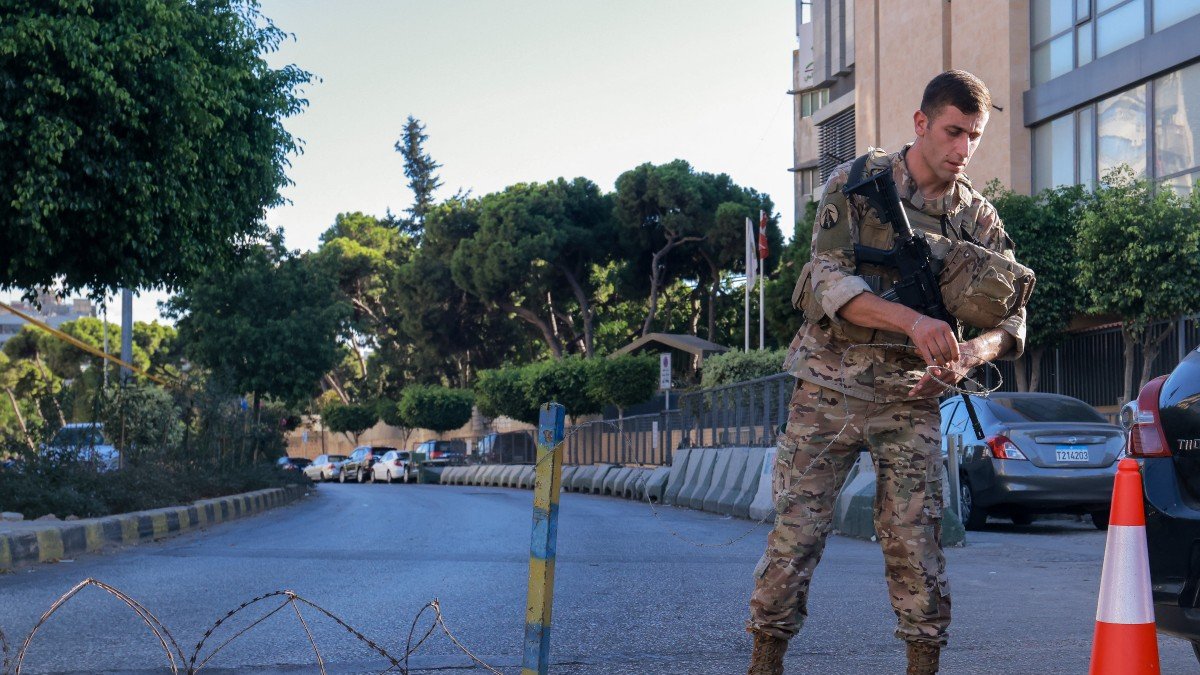 Un soldado libanés bloquea un acceso a un suburbio de Beirut después de las explosiones