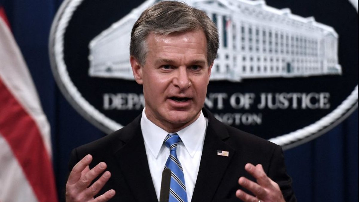 El director del FBI, Christopher Wray, habla durante una conferencia de prensa