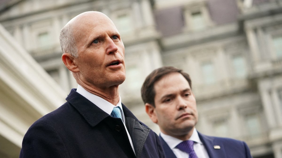 Rick Scott durante una rueda de prensa