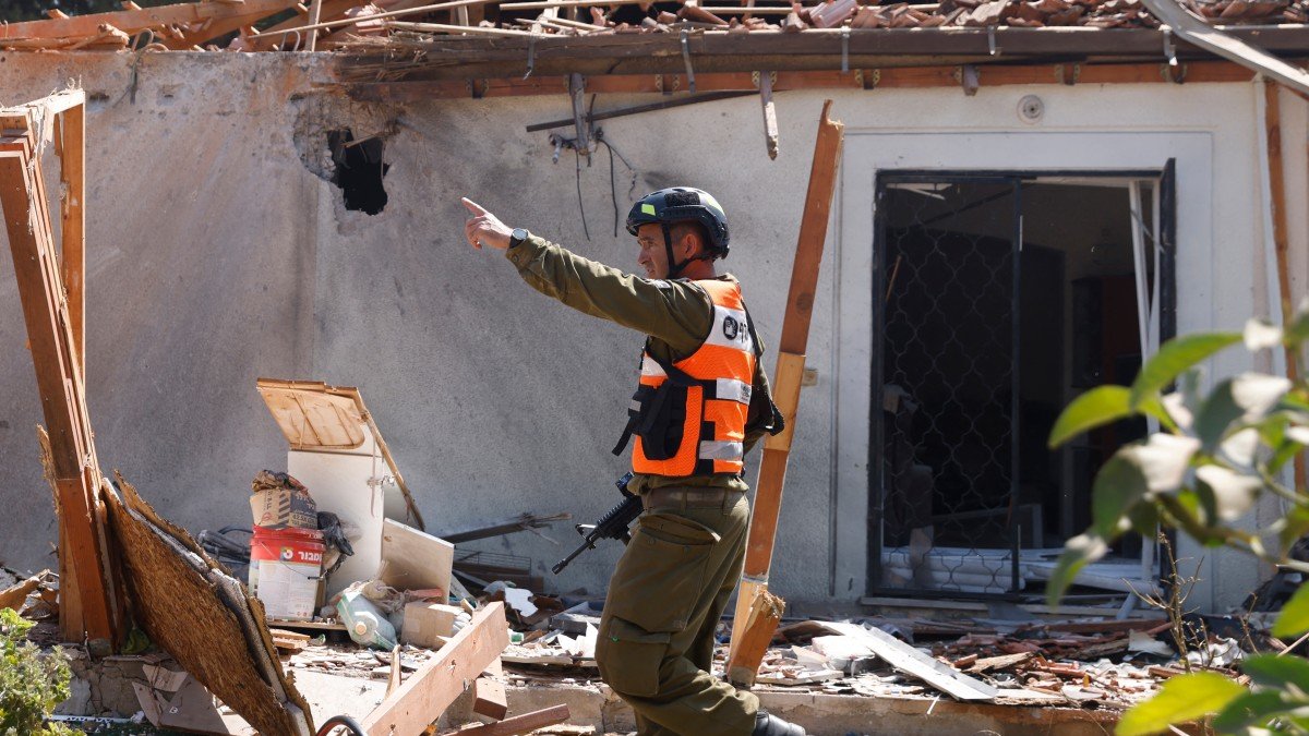Destrozos en una casa en Safed, Israel, tras la caída de un cohete disparado por Hezbolá
