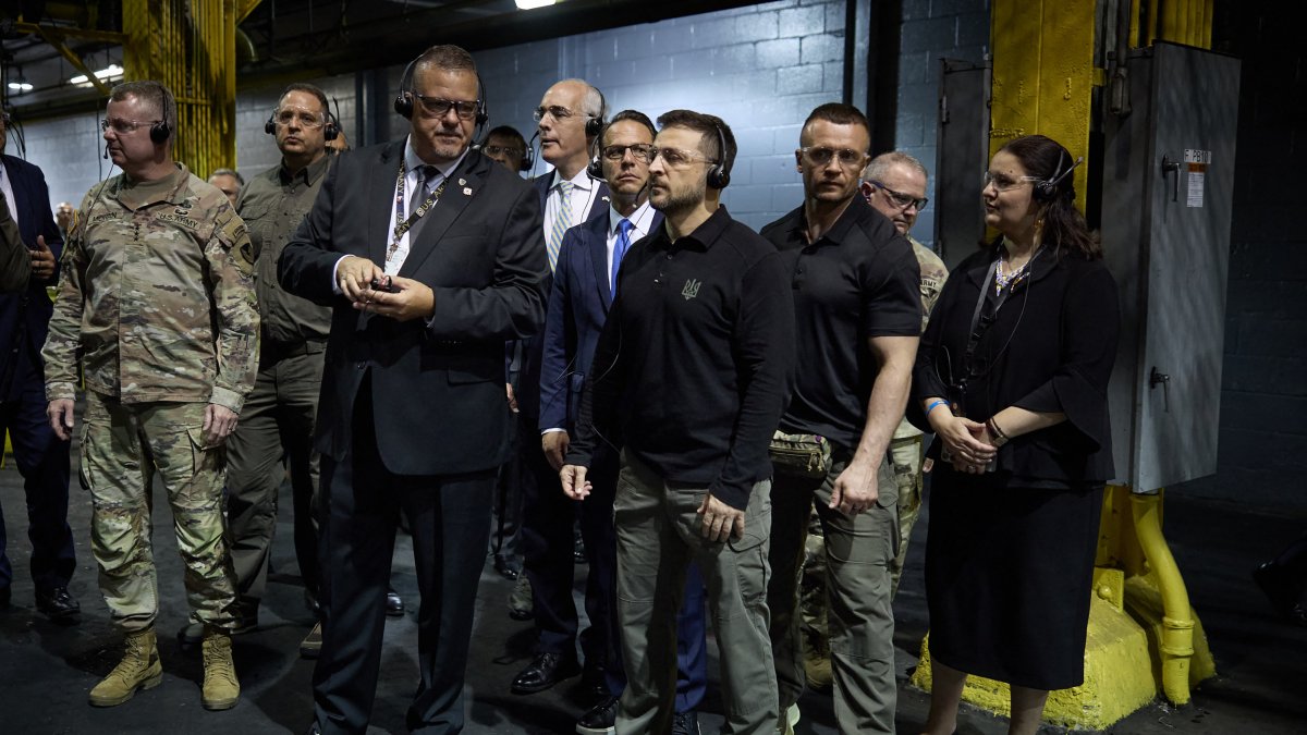 Ukrainian President Volodymyr Zelensky (C) at the Ammunition Plant in Scranton, Pennsylvania.