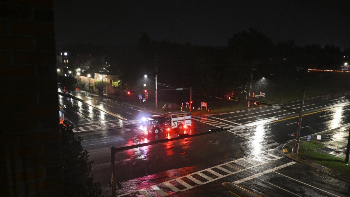 Un camión de bomberos en Florida bajo lluvias torrenciales provocadas por Helene.