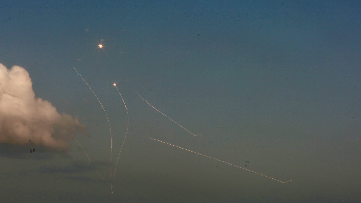 Un sistema de defensa israelí intercepta cohetes de Hezbolá