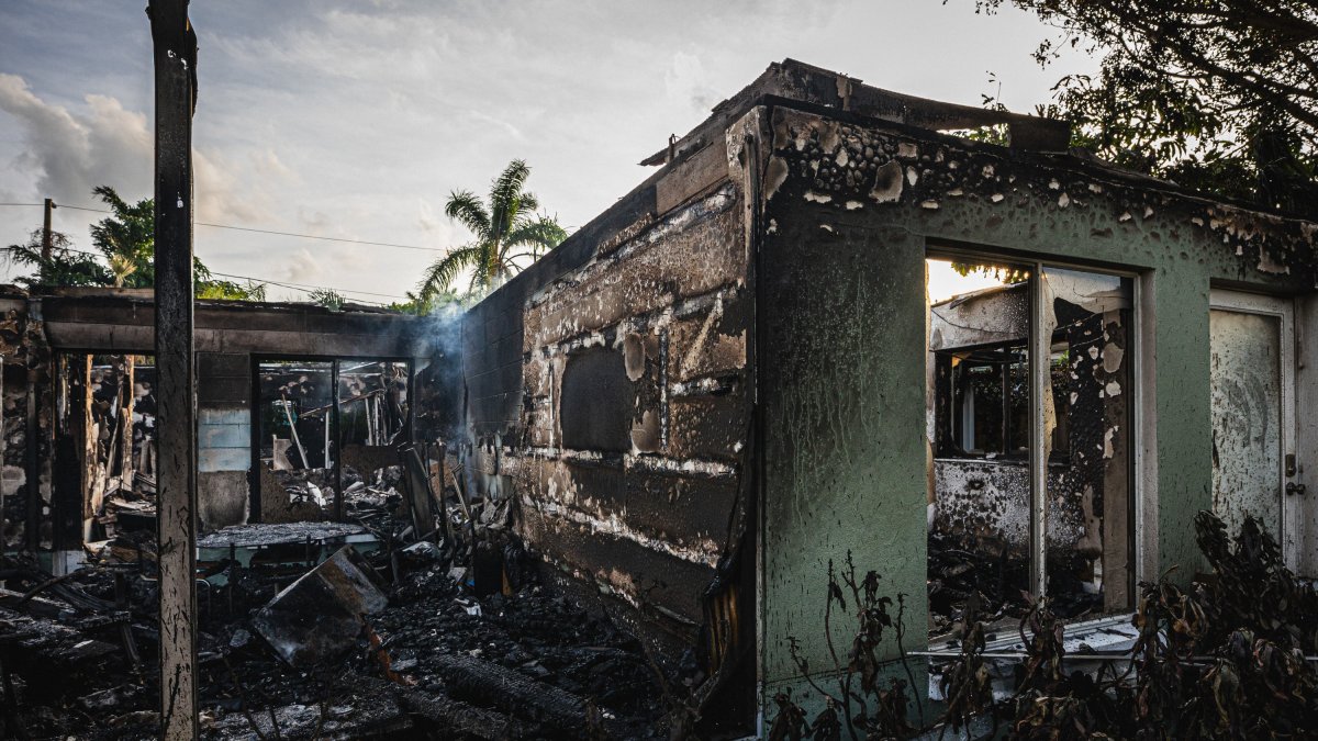 Debido a los efectos de Helene, una casa en la ciudad de Treasure Island se incendió y se quemó.