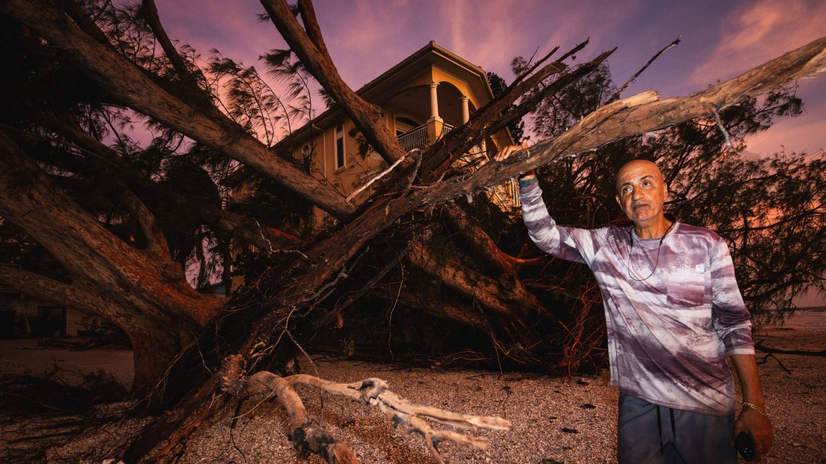 Joseph Semrani, residente local de Sunset Beach, describe cómo los árboles y las casas fueron golpeados y dañados por Helene- ZUMAPRESS.com / Cordon Press